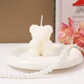 Candela profumata a forma di orsetto di rose bianche fatta a mano su un piatto di ceramica - Orso di Rose Piccolo (Profumo di Rosa) / Piccolo (60x50x40mm) / Bianco