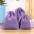 Elegante lila Samtbeutel mit Kordelzug in drei Größen für Schmuck und Geschenkverpackung - Hellviolett