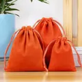 Hochwertige orangefarbene Samtbeutel mit Kordelzug in drei verschiedenen Größen für Schmuck - Orange