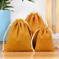 Set mit drei ingwergelben Samtbeuteln mit Kordelzug zur Aufbewahrung von Schmuck - Khaki