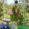 Vista dettagliata del cestino pensile di rose rosa artificiali in un cesto intrecciato - Cesto di Fiori a Parete Intrecciato Primavera Estate