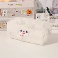 Detaillierte Nahaufnahme eines weißen Plüsch-Mäppchens mit Katzenmotiv auf dem Tisch - 20x8x9cm / Weiß