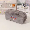 Detailansicht eines niedlichen grauen Plüschmäppchens mit besticktem Bärenmotiv - 20x8x9cm / Grau