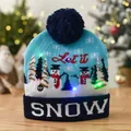 Vue détaillée d'un bonnet de Noël bleu à LED avec motifs de bonhomme de neige et lumières - SNOW