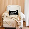 Detail van een zwarte Halloween spook lendenkussenhoes op een witte fauteuil - Zwarte HeyBoo Geest (YZT-1) / 30cm*50cm