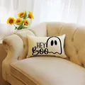 Λεπτομερής προβολή μαξιλαροθήκης Halloween με φάντασμα και κείμενο Hey Boo σε καναπέ - Μπεζ HeyBoo Φάντασμα (YZT-2) / 30cm*50cm