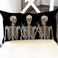 Gedetailleerd overzicht van Halloween lendenkussenhoes met drie skeletten op zwart decor - Drie Skeletten Patroon (YZT-3) / 30cm*50cm