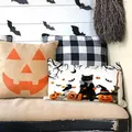 Detailansicht des Halloween-Lendenkissenbezugs mit einer schwarzen Katze, Kürbissen und Fledermäusen - Halloween Katze & Kürbis Illustration (YZT-7) / 30cm*50cm
