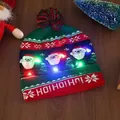 Bonnet de Noël tricoté à LED festif avec motif Père Noël et lumières colorées - Trois Pères Noël