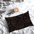 Detaillierte Ansicht eines Halloween-Kissenbezugs mit leuchtenden Kürbismustern im Bett - Schwarz Leuchtendes Kürbisgesicht (YZT-13) / 30cm*50cm
