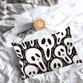 Detailansicht des Halloween Geistergesichts auf einem weichen Kissenbezug - Schwarz-Weißer Scream Geist (YZT-14) / 30cm*50cm