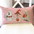 Nahaufnahme Halloween Kissenbezug mit drei niedlichen Geistern auf rosa Hintergrund. - Rosa Basis Kürbisgeist (YZT-18) / 30cm*50cm