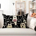 Nahaufnahme eines dekorativen Halloween-Kissenbezugs mit Cartoon-Gespenstern und Katzen - Schwarzer Chibi Kürbisgeist (YZT-22) / 30cm*50cm