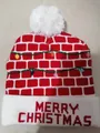 Festliche LED-Weihnachtsmütze mit rotem Backsteinmuster und Merry Christmas-Schriftzug - Rote Backsteinmauer