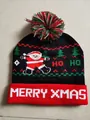 Festliche LED-Weihnachtsmütze mit Weihnachtsmann und Merry Xmas Strickmuster - MERRY XMAS Schriftzug
