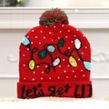 Rote LED-Weihnachtsmütze mit 'let's get LIT' Text und festlichem Bommel, Strickmütze - Let's get LIT Muster