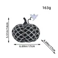 Handgefertigter Halloween Strickkürbis mit schwarz-weißem Karomuster und Gespenst - Geist Dekoration Stil / Schwarzer Kürbis (AA3-21)