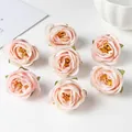 Detaillierte Makroansicht von rosa Seidenrosenköpfen für DIY-Handwerk und Dekoration. - Rosa & Blau