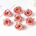 Nahaufnahme von rosafarbenen Vintage-Kunstrosenköpfen für DIY-Bastelarbeiten - Pfirsichblüte