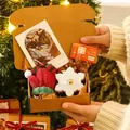 Feestelijke kerst geurkaars cadeauset met handschoen- en sneeuwvlokvormen in kraftdoos. - Geschenkdoos C (Rode Handschoen en Sneeuwvlok) / 13x10.5x4cm / Rood en Wit