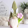 Schattige Pasen kabouter knuffel met konijnenoren en roze bloem decoratie - Olijfgroen Met Bloemenstijl (E)