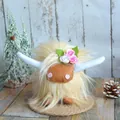 Χειροποίητο λούτρινο σκωτσέζικο αγελάδα Highland με μακρύ κρεμ τρίχωμα και άνθη - 15cm / Ζαχαρί