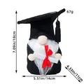 Detalle de dimensiones de un adorable gnomo de graduación de peluche con birrete y diploma - Gnomo de Graduación Estilo Hombre (F3-3)