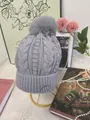 Berretto invernale in maglia grigia con pompon in ecopelliccia e spilla a foglia strass - Taglia unica / Grigio