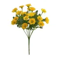 Détail d'un bouquet de marguerites de camomille jaunes artificielles sur fond blanc uni - Jaune