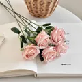 Κομψά ροζ τεχνητά τριαντάφυλλα σε ανοιχτό βιβλίο για μινιμαλιστική διακόσμηση σπιτιού - Διάμετρος λουλουδιού 7cm / Σάπιο μήλο