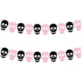 Gros plan d'une guirlande de têtes de mort en feutre rose et noir pour décoration Halloween - Style Crâne Noir et Rose / 20 Pièces/Pack