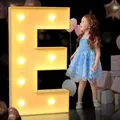 Grande lettera E luminosa per feste di compleanno con bambino e palloncini sullo sfondo - Lettera E (Senza Luce) / 70cm / Bianco
