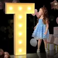 Grande lettera T luminosa a LED mostrata con un bambino in una festa di compleanno - T (Senza luce) / 70cm