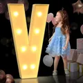 Grande lettera luminosa a LED V usata come decorazione per la festa di compleanno di bimbi - V (Senza Luce) / 70cm