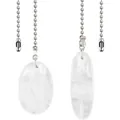 Détail de deux pendentifs en cristal naturel ovale sur des chaînes à billes argentées - Blanc