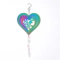 Vue détaillée du carillon éolien 3D en forme de cœur iridescent avec cristal suspendu - 15cm / Cœur Ajouré Multicolore