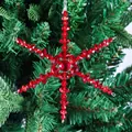 Dettaglio di un fiocco di neve in acrilico rosso appeso a un ramo di albero di Natale. - Fiocco di Neve Rosso Stile D