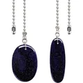 Gros plan de pendentifs en pierre scintillante bleu foncé avec chaînes argentées - Bleu foncé