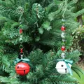 Primer plano de campanas de Navidad de metal rojas y blancas con cuentas de colores - 2 Piezas Cuentas Octogonales Y Campana Estrella