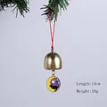 Vue détaillée d'un pendentif cloche décoratif d'Halloween avec breloque chat et lune - Cloche Chat Lune
