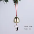 Gros plan de haute qualité d'une cloche en métal doré avec un joli chat noir et parapluie - Cloche Chat Parapluie
