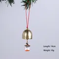 Détail du pendentif cloche d'Halloween avec breloque fantôme tenant une citrouille - Cloche Fantôme Citrouille