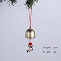 Détail d'une cloche de Noël en métal avec un charmant pendentif de chaussette - Cloche Chaussette de Noël