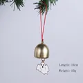 Vue détaillée de la cloche en métal avec pendentif fantôme blanc pour Halloween - Cloche Fantôme