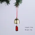 Vue détaillée d'une cloche de Noël dorée de 14 cm avec étiquette Joyeux Noël décorative. - Cloche Joyeux Noël
