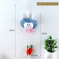 Adorno colgante de conejo de Pascua con sombrero azul y dos zanahorias decorativas - Conejo de Zanahoria Azul (TD9393)