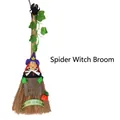 Dekorativer Halloween Hexenbesen mit Puppe, Spinne und lebendigen grünen Blättern - Spinne Hexe