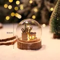 Mini palla di neve natalizia a LED in vetro con base in legno rustico e decoro renna d'oro - 8.5cm / Luce Cervo Dorato (HY219188-A)