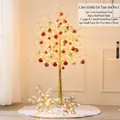 Set decorativo árbol de Navidad LED dorado 1,5m con bolas rojas y falda de pelo blanco - Árbol Dorado 1.5m (Paquete 1) / Incluye Bolas Copo de Nieve Falda