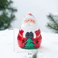 Statuina di Babbo Natale in ceramica con albero per decorazione natalizia, 12cm - Stile Babbo Natale B (T23007) / 12x8cm